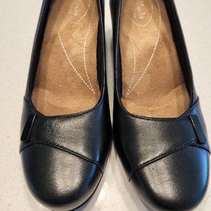 Black women's Clarks  pumps 7.5 never worn